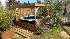Terrace/patio - AIR-CONDITIONED SELF-CONTAINED APARTMENT WITH PRIVATE GARDEN, RELAXATION AREA AND JACUZZI. (Saint-Cézaire-sur-Siagne)