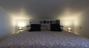 2 soverom, skrivebord, strykejern/-brett og reiseseng for barn