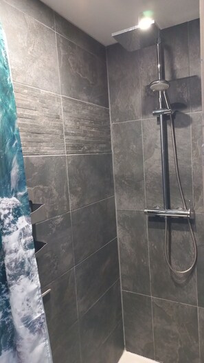 Shower, hair dryer, towels, soap - AIR-CONDITIONED SELF-CONTAINED APARTMENT WITH PRIVATE GARDEN, RELAXATION AREA AND JACUZZI. (Saint-Cézaire-sur-Siagne)