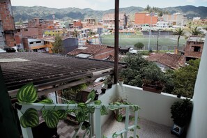 View from property - Hotel Casa Verde Guatape (Guatapé)