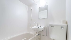 A bathroom with a white bathtub, sink, and toilet. - Near Shibuya station!　　One stop (2 minutes) by train, 8 minutes walk to Ikejiri-Ohashi Station! (世田谷区)