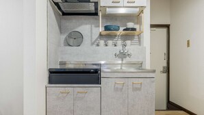 A compact kitchen with a built-in dishwasher, a sink, and a clock on the wall. - Near Shibuya station!　　One stop (2 minutes) by train, 8 minutes walk to Ikejiri-Ohashi Station! (世田谷区)