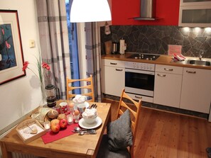 Fridge, oven, stovetop, coffee/tea maker