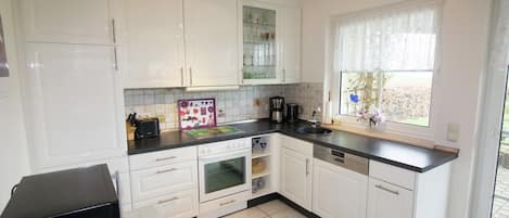 Een microgolfoven, een oven, een kookplaat, een vaatwasser