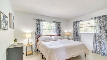 3 bedrooms, desk, iron/ironing board, Internet