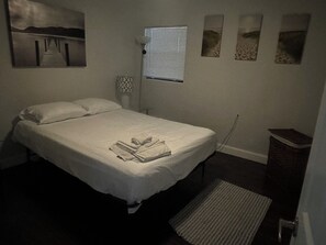 3 bedrooms, in-room safe, desk, iron/ironing board - Family friendly spacious home! (Sanford)