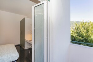 1 habitación, tabla de planchar con plancha, cunas y wifi gratis 