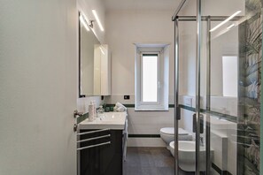 Apartemen | Kamar mandi | Shower, pengering rambut, kloset, dan handuk