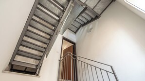 A staircase with metal railings and a wooden door at the top. - Casa Brunaccini con terrazza by Wonderful Italy (Palermo)