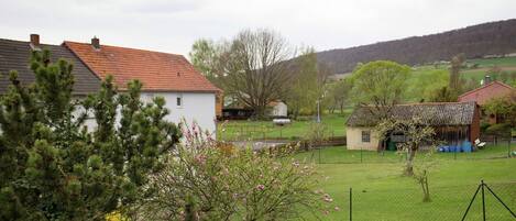 Paisatge rural amb cases, una zona tancada i un riu.