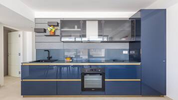 Réfrigérateur, micro-ondes, plaque de cuisson, lave-vaisselle