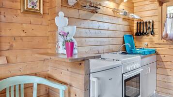 Køleskab, ovn, kogeplade, kaffe-/temaskine