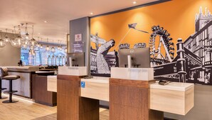 Reception - Premier Inn Swindon Town Centre (Swindon)