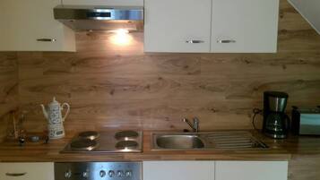 Kühlschrank, Mikrowelle, Herdplatte, Wasserkocher mit Kaffee-/Teezubehör