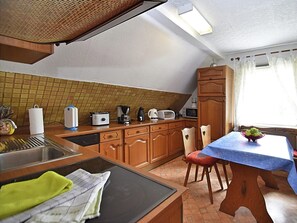 Fridge, microwave, oven, stovetop - Wald-Ferienwohnung in Wildemann (Wildemann)