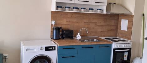 Monolocale | Cucina privata | Frigorifero, microonde, forno, piano cottura