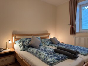 2 bedrooms, iron/ironing board, WiFi