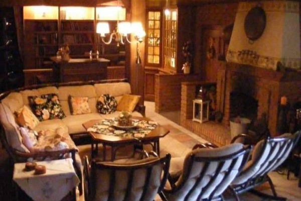 Fernseher, Kamin, Tischtennisplatte