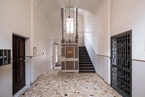 Interior entrance - Mazzini Elegant Apartment (Bologna)