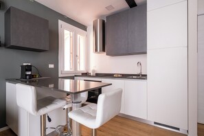 Huoneisto | Yksityinen keittiö | Täysikokoinen jääkaappi, uuni, liesi, astianpesukone