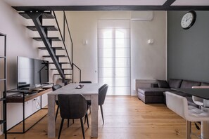 Apartment | Living area | 35-inch TV with digital channels - Mazzini Elegant Apartment (Bologna)