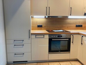 Kühlschrank, Ofen, Herdplatte, Geschirrspüler