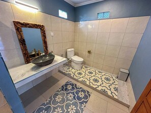 Apartment, 2 Bedrooms, Kitchen, Mountain View | Bathroom | Shower, rainfall showerhead, towels, soap - Rumah Diyah (Karangasem)