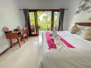 Premium bedding, individually decorated, individually furnished, desk - Rumah Diyah (Karangasem)