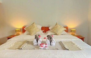 Premium bedding, individually decorated, individually furnished, desk - Rumah Diyah (Karangasem)