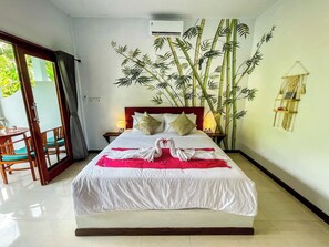 Premium bedding, individually decorated, individually furnished, desk - Rumah Diyah (Karangasem)