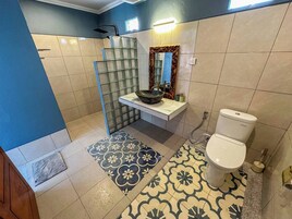 Apartamento, 2 habitaciones, cocina, vistas a la montaña | Baño | Ducha, cabezal de ducha tipo lluvia, toallas y jabón
