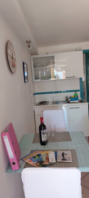 Electric kettle, cookware/dishes/utensils, spices, paper towels - Studio Biba Volosko with a beautiful terrace and sea view
(Opatija)