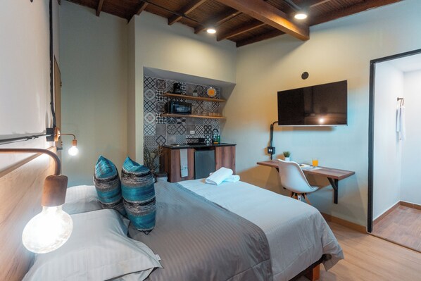 Escritorio y espacio para trabajar con laptop