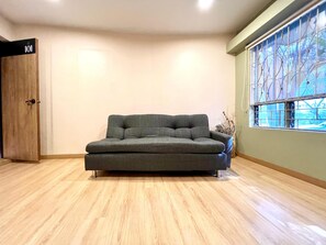 Desk, laptop workspace, iron/ironing board, free WiFi - Niddo by Roots Rentals (Medellín)