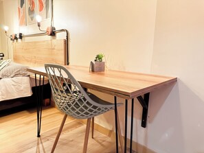 Desk, laptop workspace, iron/ironing board, free WiFi - Niddo by Roots Rentals (Medellín)