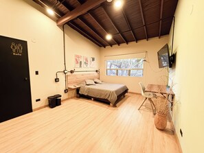 Desk, laptop workspace, iron/ironing board, free WiFi - Niddo by Roots Rentals (Medellín)