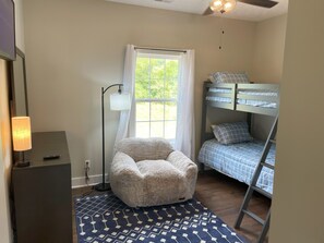 3 Schlafzimmer, Schreibtisch, Bügeleisen/Bügelbrett, WLAN
