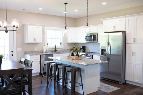 Modern, Quiet, & Comfortable Stay - Near E-Town Sports Park, BluOval SK & Eats!