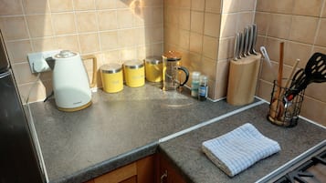 Fridge, oven, stovetop, coffee/tea maker
