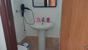 Regadera, secadora de cabello, bidet, toallas