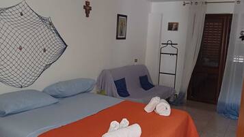 1 habitación, tabla de planchar con plancha y ropa de cama