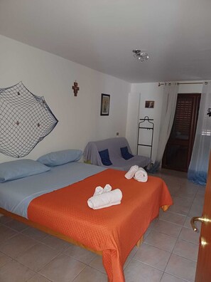 1 bedroom, iron/ironing board, bed sheets - 100 meters from the crystal clear sea of Isola delle femmine and a stone's throw from downtown (Isola delle Femmine)