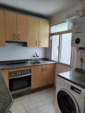Microwave, oven, stovetop - Bright 3-bedroom Apartment 8-minute Walk From the Best Beach of Cádiz (Cádiz)