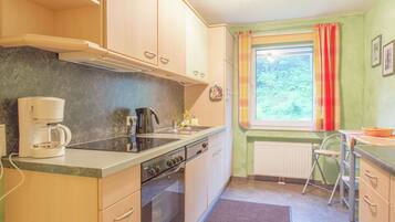 Ofen, Herdplatte, Geschirrspüler, Wasserkocher mit Kaffee-/Teezubehör