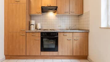 Fridge, oven, stovetop, coffee/tea maker