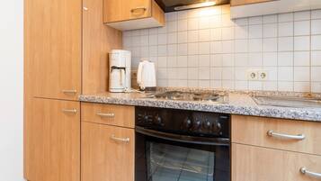 Fridge, oven, stovetop, coffee/tea maker