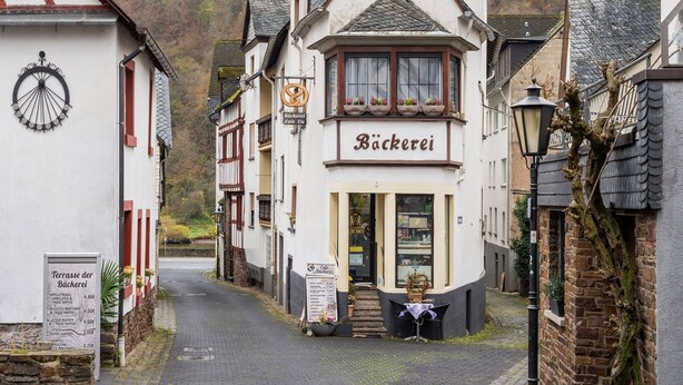 A traditional building with a sign reading "Bäckerei" and a menu board outside. - Ferienwohnung in Ediger (Mosel) (Ediger-Eller)