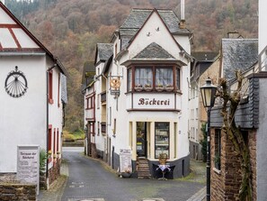 A traditional building with a sign reading "Bäckerei" and a menu board outside. - Ferienwohnung in Ediger (Mosel) (Ediger-Eller)