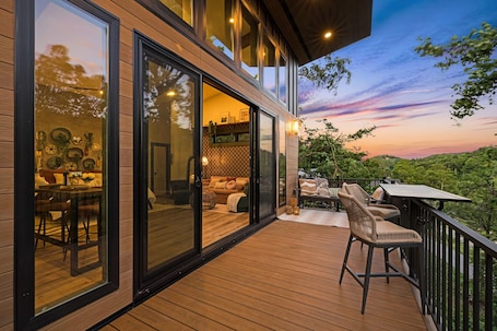 Outdoor dining. StayInOurSpace- Romantic getaway with views, walk to downtown, Hot tub, fire pit