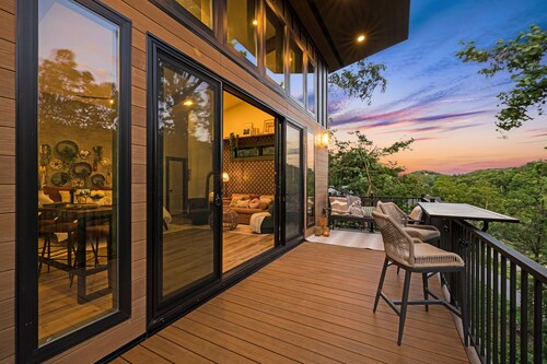 StayInOurSpace- Romantic getaway with views, walk to downtown, Hot tub, fire pit